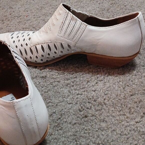 Nine West vintage white laser cut out pointed toe ankle boots Sz 9N EUC - Picture 4 of 10